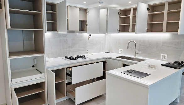 깨끗하게 입주청소 중인 주방의 모습